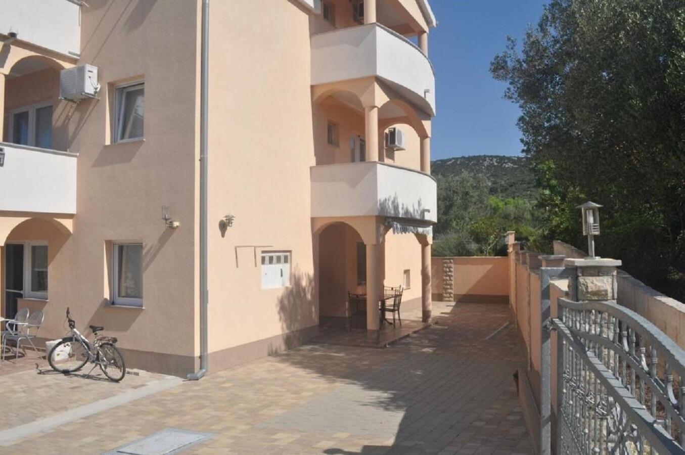 Apartments Antonija - Fitness Vinišće Exterior foto